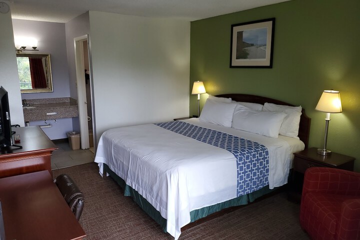 1 King Bed (2 of 5)