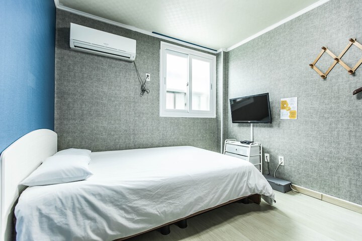 Room 3 of 8