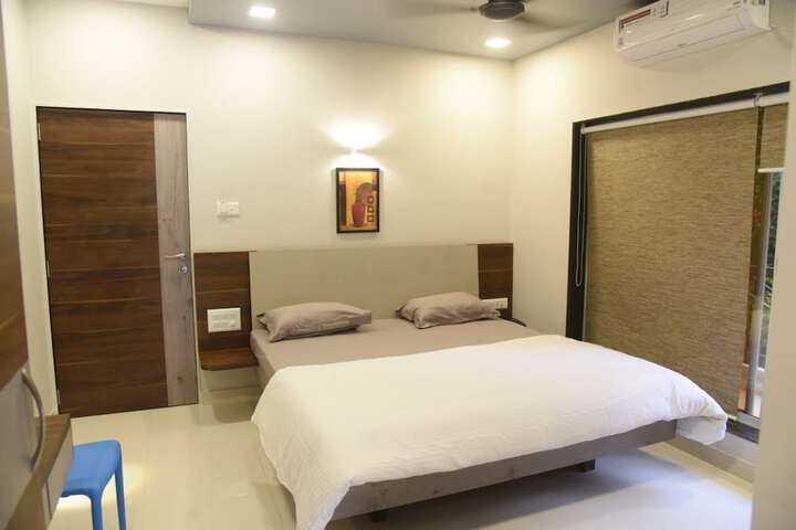 Room 4 of 17