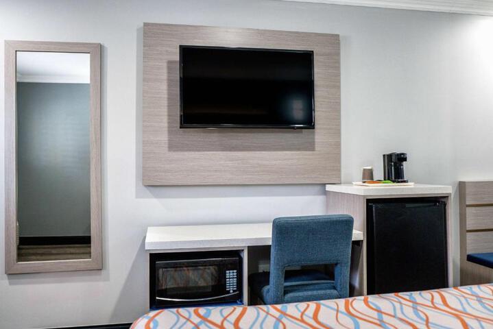 1 Queen Bed (12 of 32)