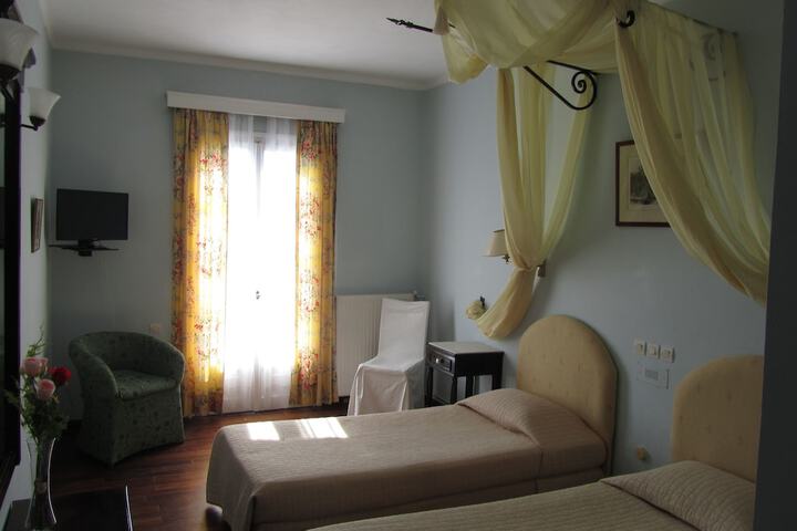 Room 3 of 32