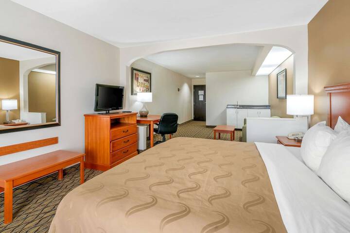 1 King Bed (4 of 12)