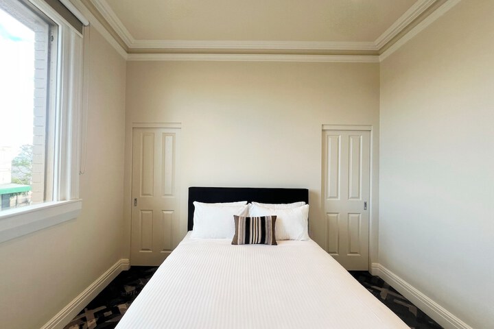 Room 6 of 25