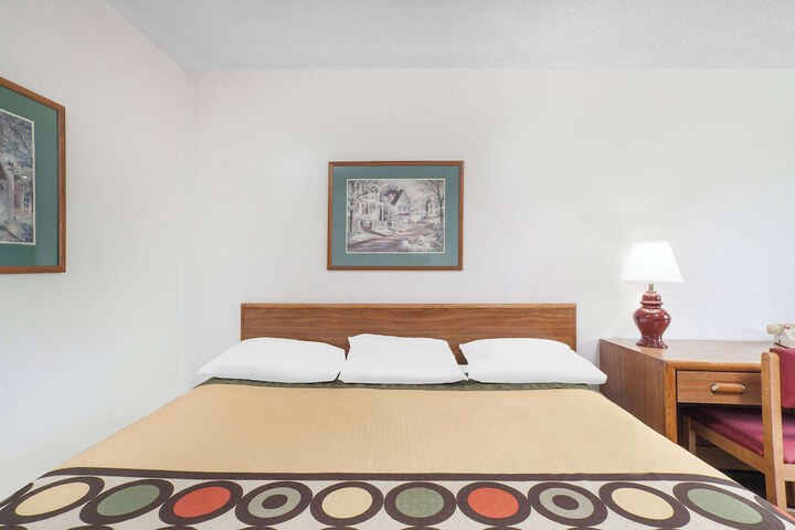 Deluxe King Bed (1 of 13)