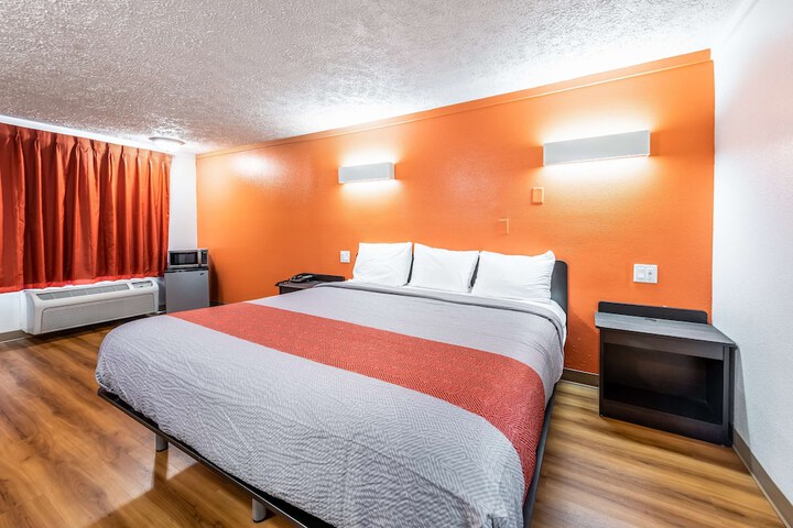 1 King Bed (3 of 11)