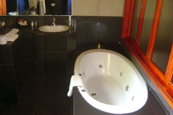 Jetted tub