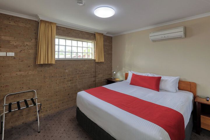 Room 3 of 28
