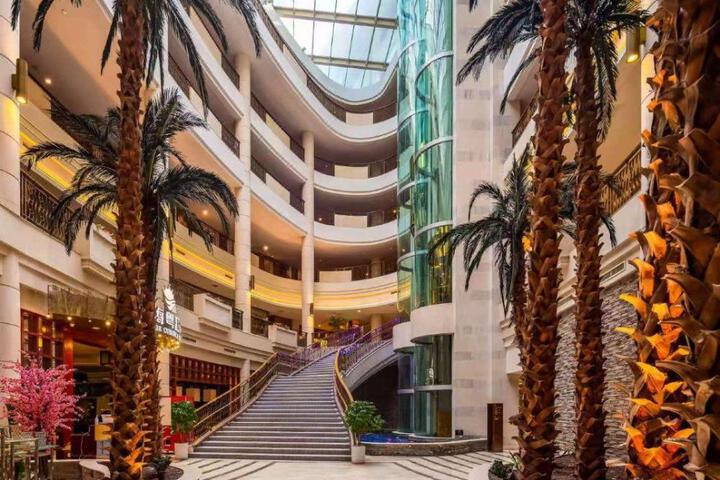 Palace Hotels (Chongqing Nanbin Road Holy Land Hot Spring Branch) 朗丽兹酒店（重庆南滨路圣地温泉店）