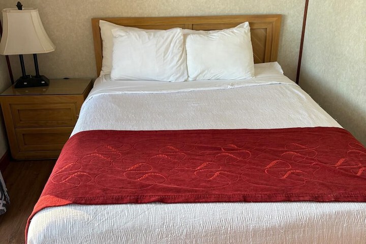 2 Queen Beds Micfridge (38 of 42)