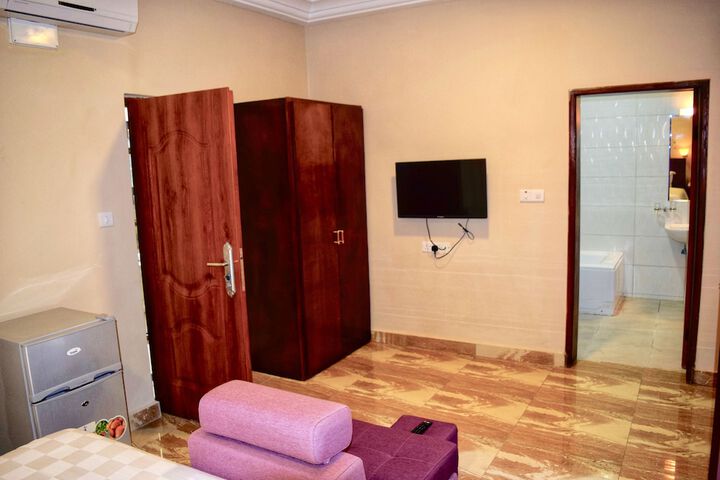 Room 9 of 33
