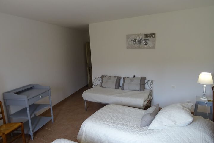 Room 4 of 70