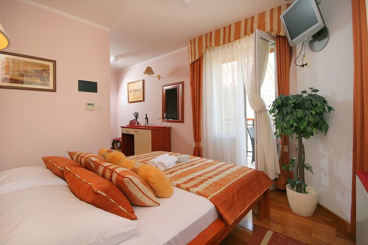 Room 12 of 82