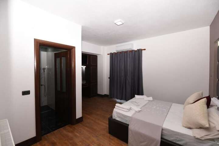 Room 5 of 32
