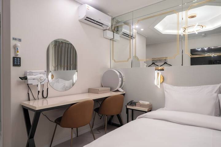 Room 11 of 43