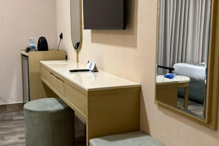 Room 43 of 181