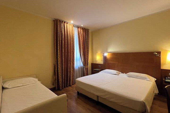 Room 102 of 233