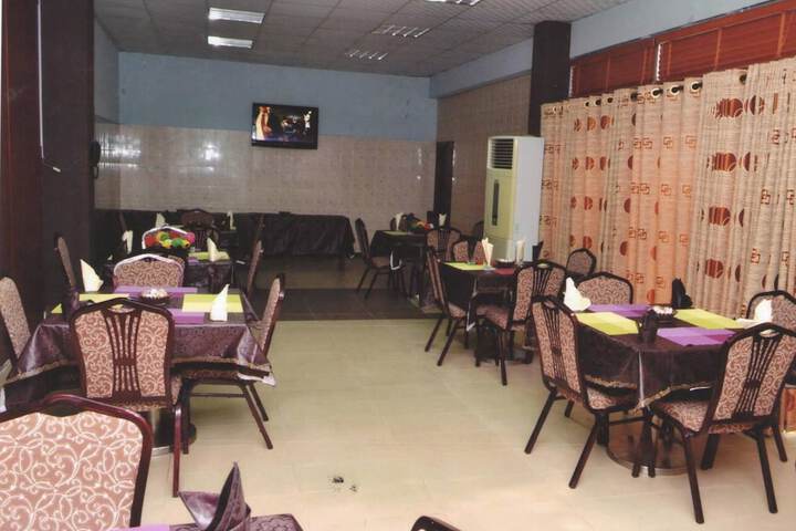 Dining 7 of 12