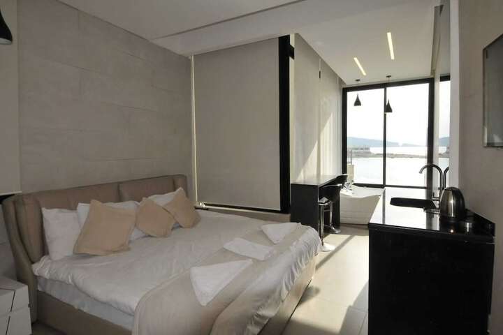 Room 16 of 36