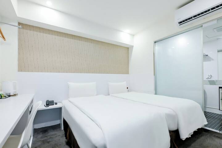 Room 13 of 83