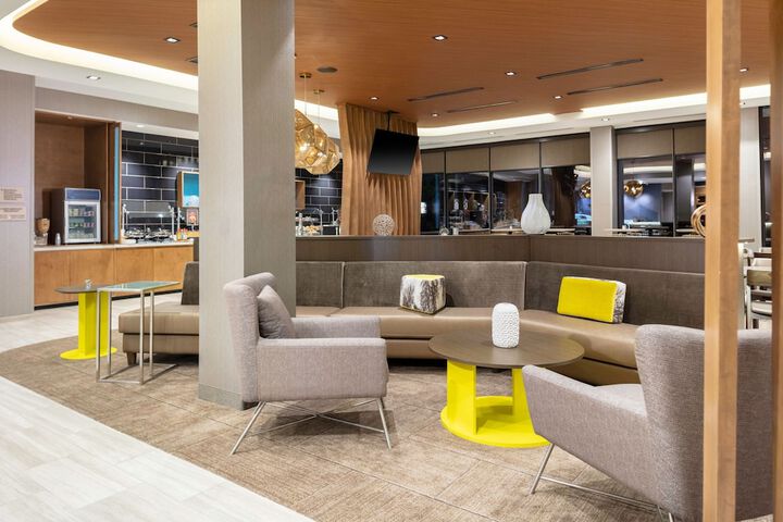 Lobby lounge