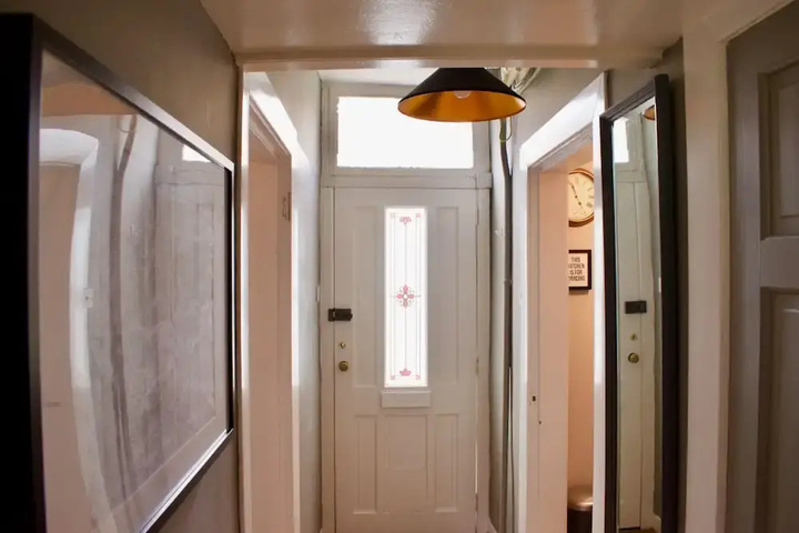 Room 8 of 12