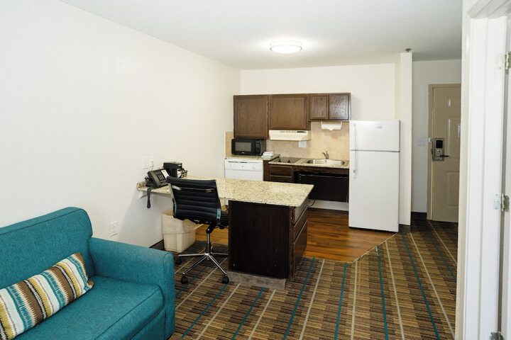 1 Queen Bed Suite (35 of 36)