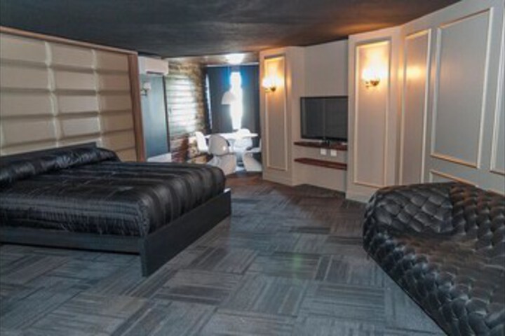 Room 32 of 35