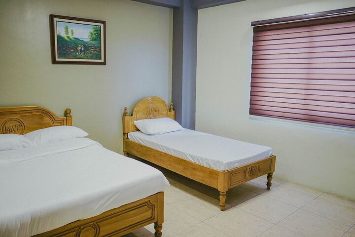 Room 13 of 33