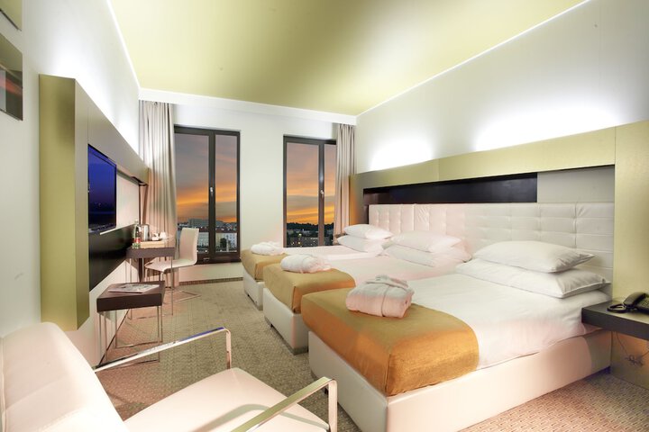 Room 10 of 76