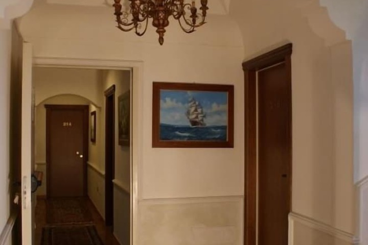 Ballroom/Hall 18 of 26