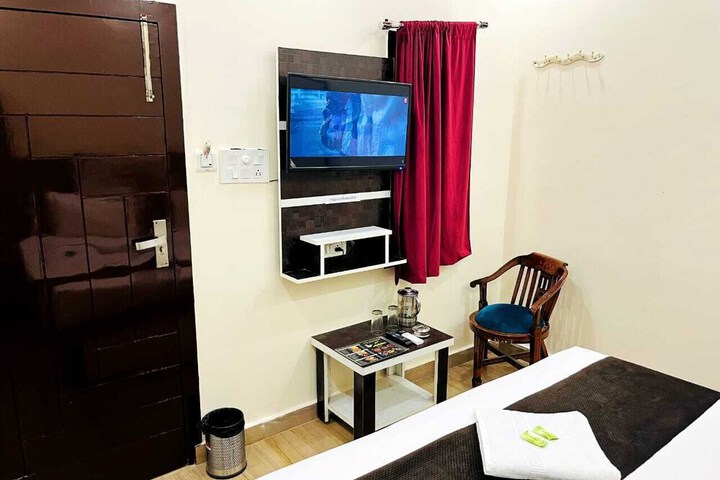 Room 5 of 17