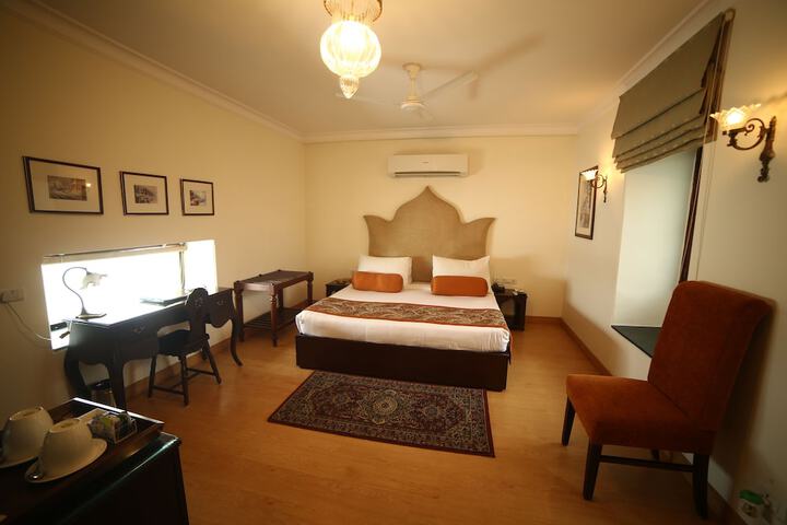 Room 3 of 85