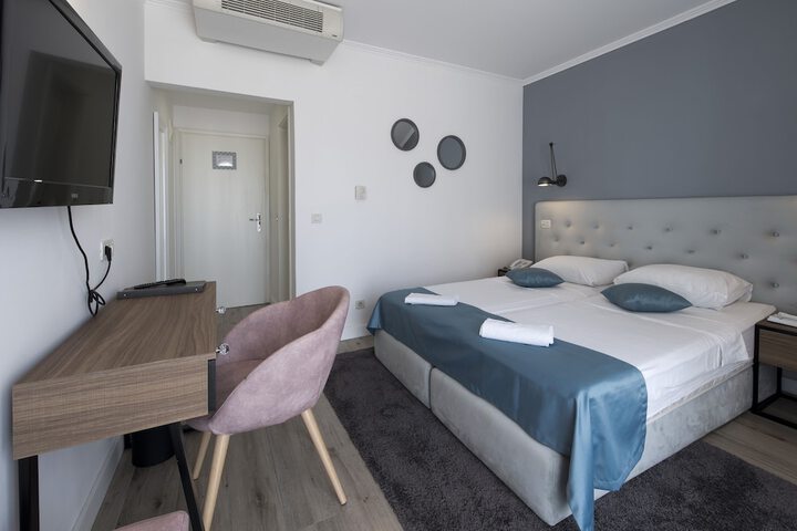 Room 16 of 52