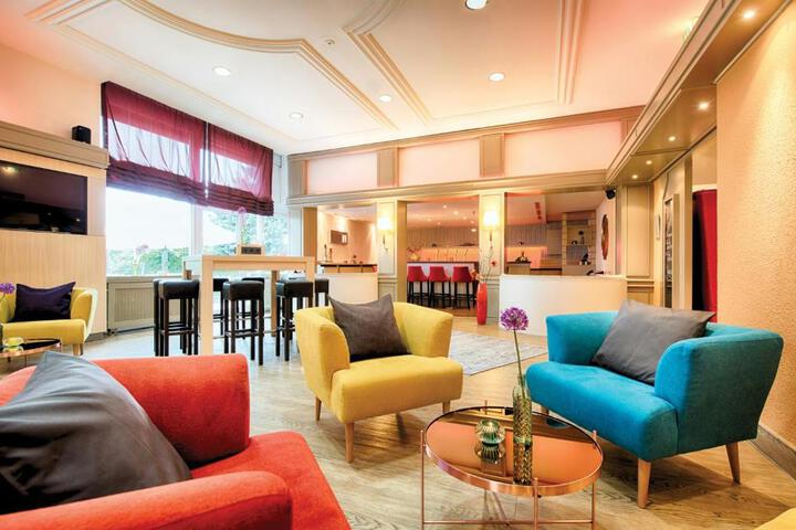 Lounge 1 of 23