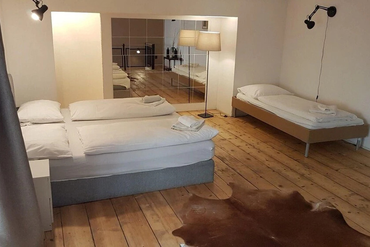 Room 4 of 16