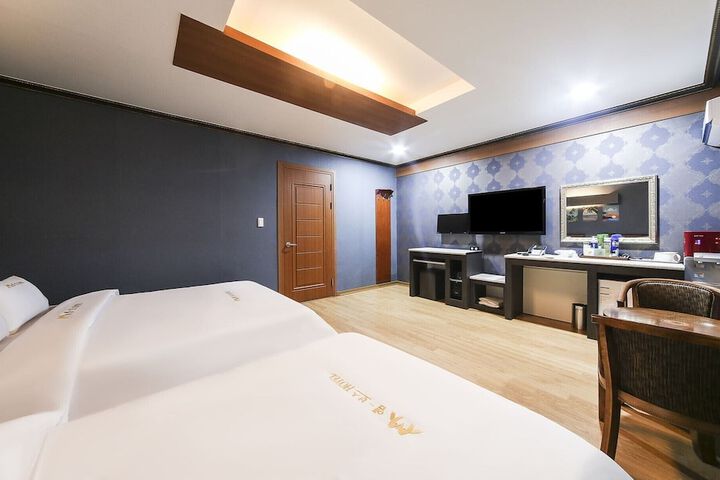 Room 15 of 26