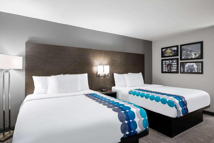 2 Queen Beds Deluxe Room (1 of 10)