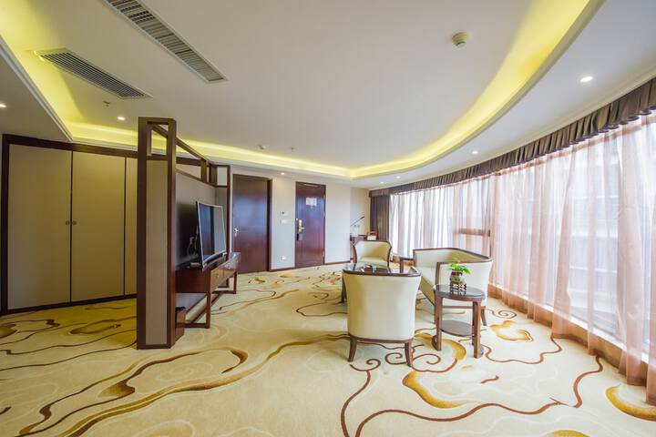 Lounge 45 of 64