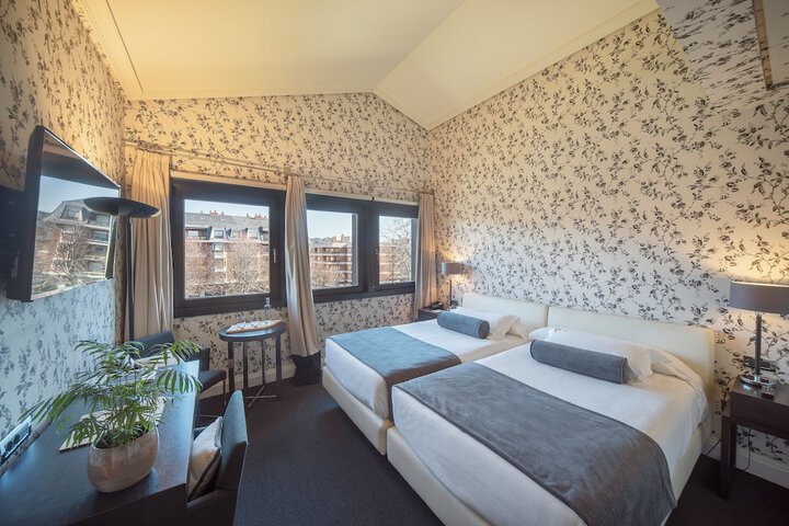 Room 10 of 28