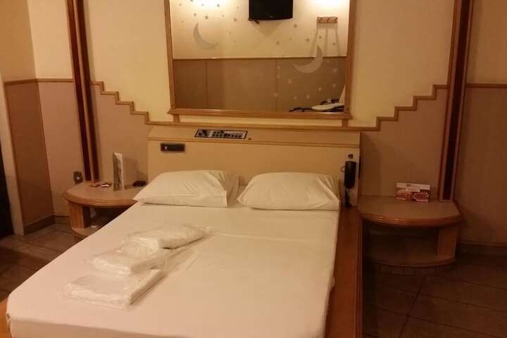 Room 12 of 28