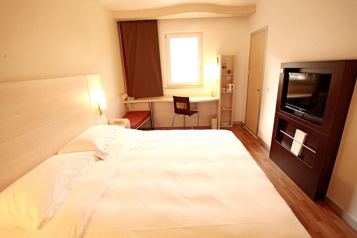 Room 10 of 40