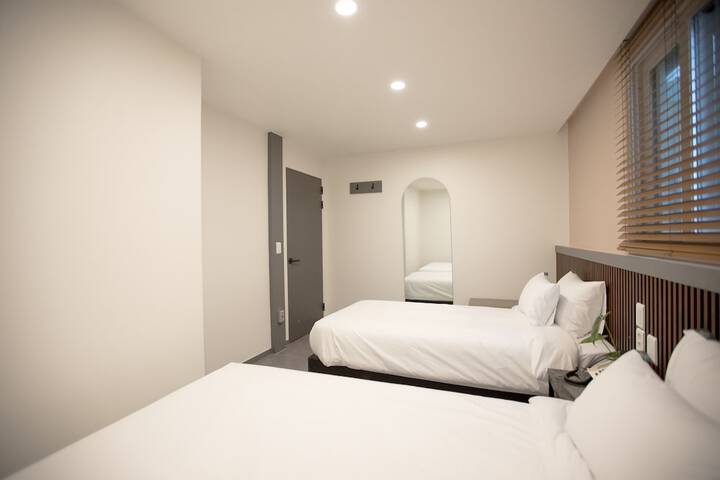 Room 13 of 40