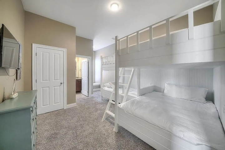 Room 5 of 18
