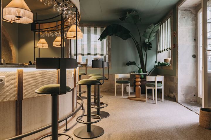 Lounge 62 of 66