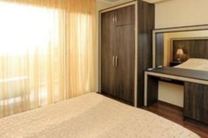 Room 10 of 28