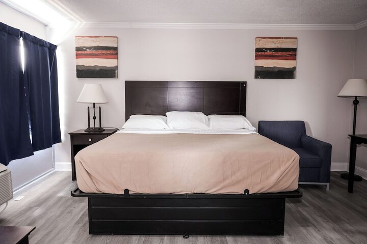 1 Queen Bed (6 of 6)