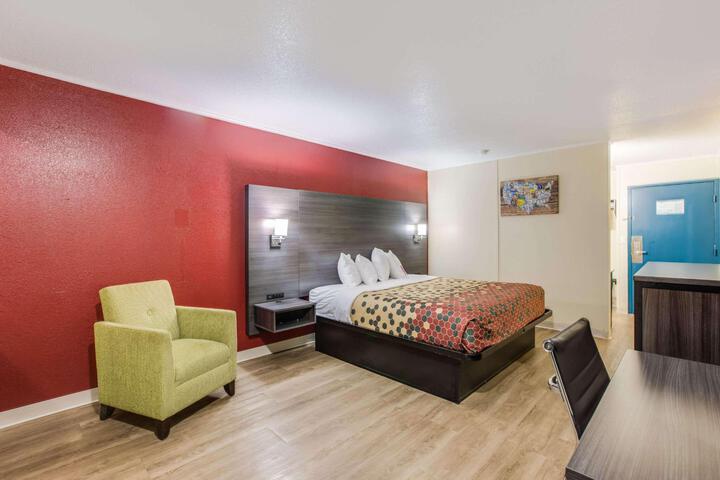 1 King Bed (2 of 6)