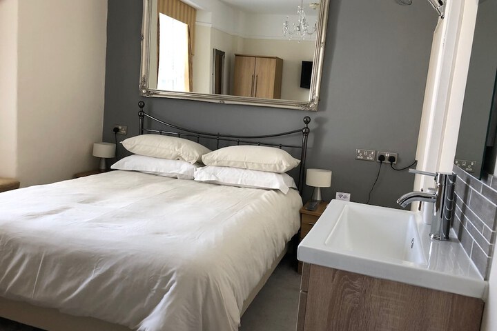 Room 10 of 18