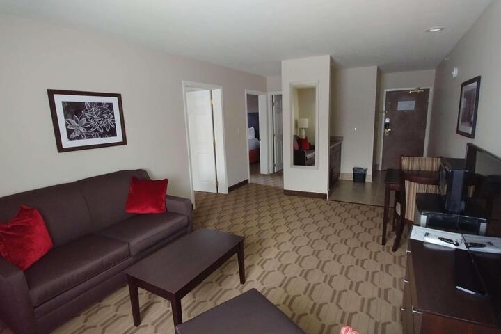Suite 1 King Bed Sofa Bed For 1 Person Microwave and Refrigerator WiFi Full Breakfast (10 of 21)
