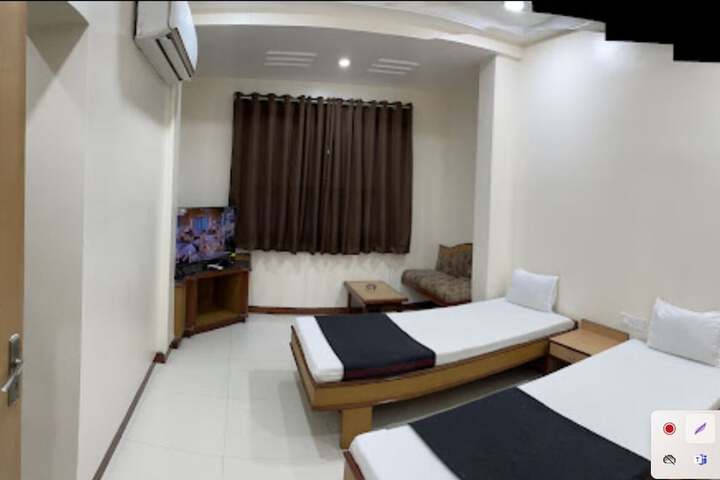 Room 5 of 8